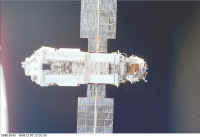 1998 STS88 zarya.jpg (195684 octets)