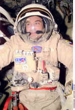 EVA orlan M23 iss003e6264.jpg (320054 octets)