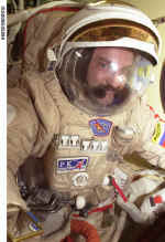 EVA orlan iss008e05884.jpg (353946 octets)