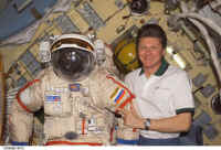 EVA orlan iss009e10912.jpg (1157765 octets)