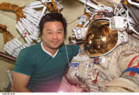 EVA orlan iss010e14759.jpg (209045 octets)