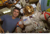 EVA orlan iss010e14762.jpg (200293 octets)