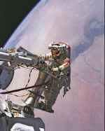 EVA orlan iss010e33580.jpg (146190 octets)