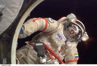EVA orlan iss011e11958.jpg (174959 octets)