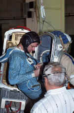 EVA orlan jsc2000-05364.jpg (327487 octets)