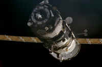 progress M1-4 iss001-324-002.jpg (77095 octets)