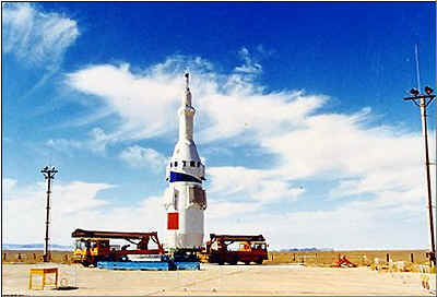 shenzhou CZ 2F tower escape 02.jpg (43113 octets)