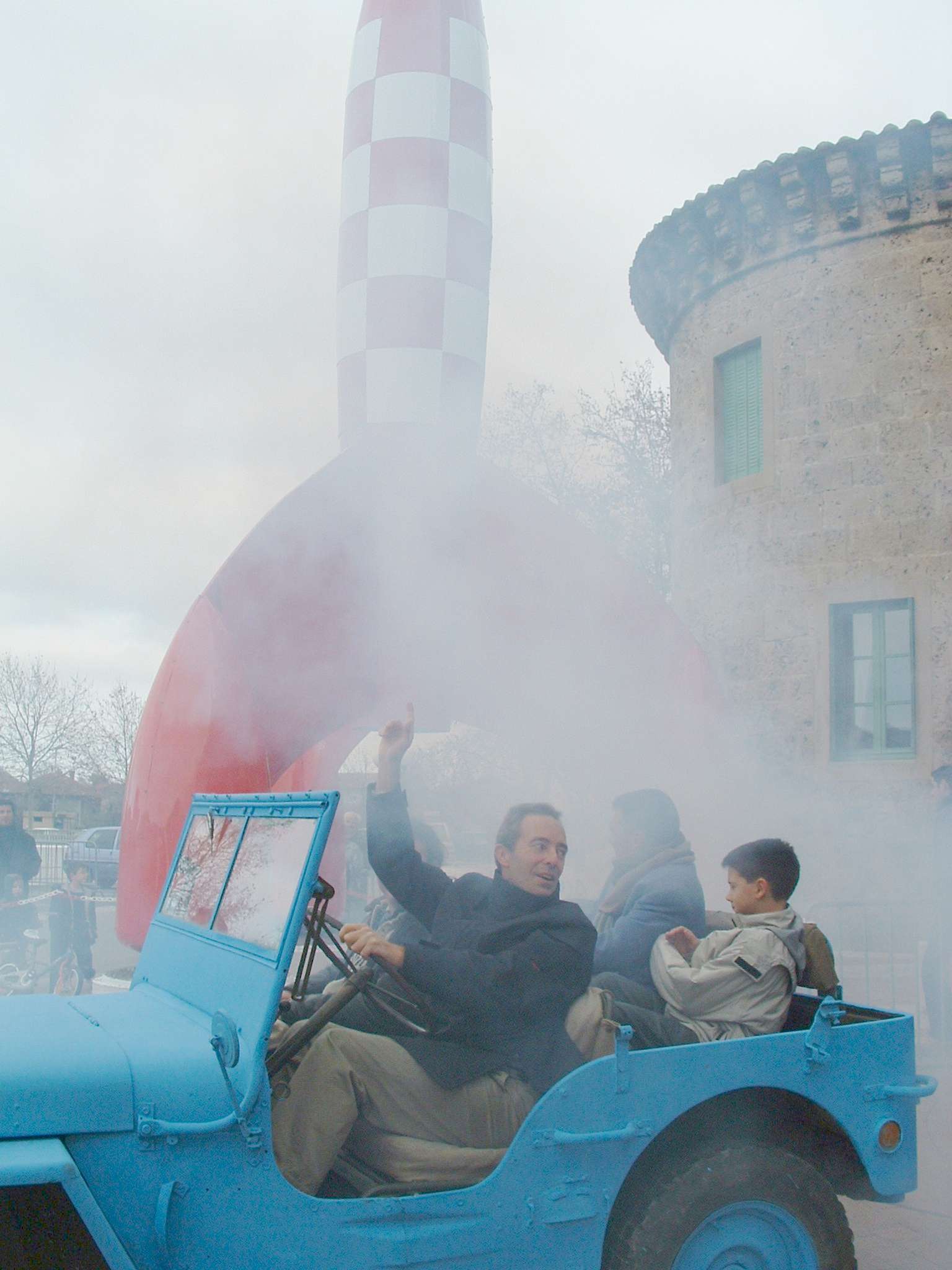 Chabeuil. L'adieu à la fusée de Tintin devant la mairie