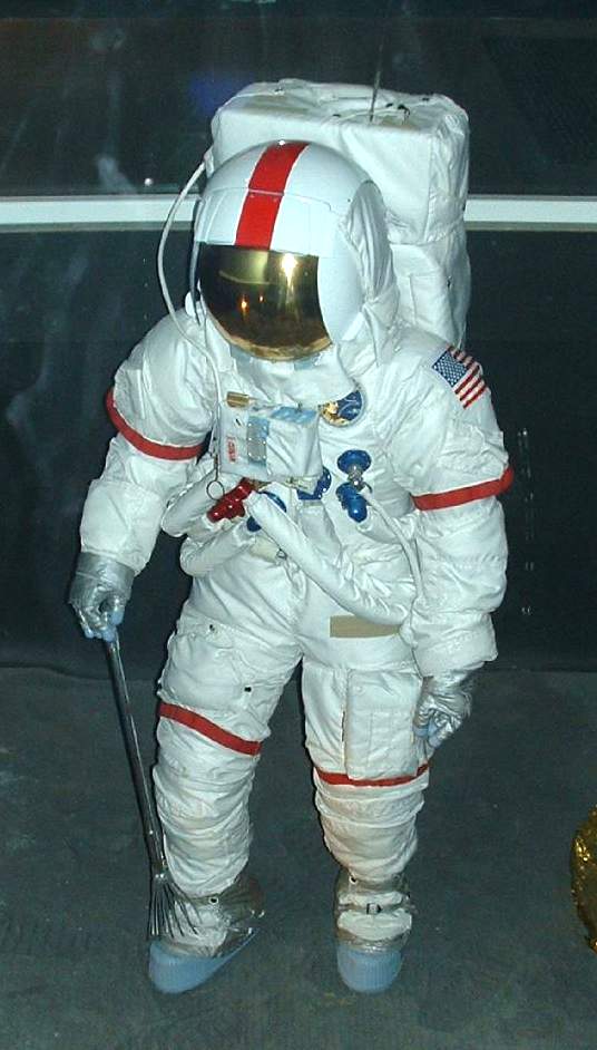 Photo de stock L'enfant est habillé d'un casque astronaute