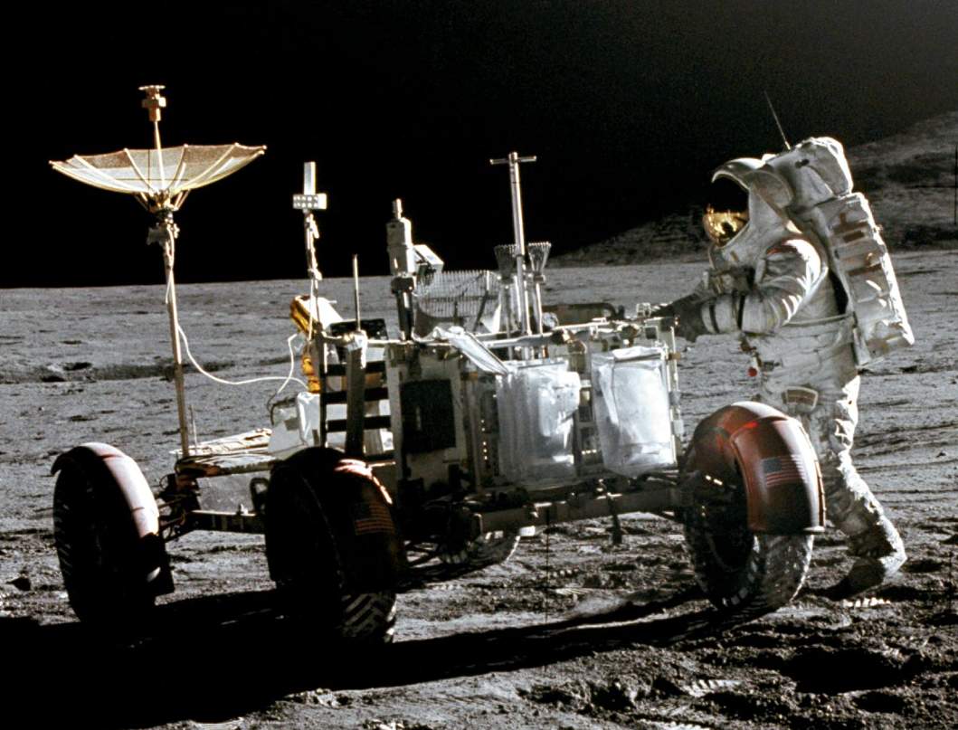 http://www.capcomespace.net/dossiers/espace_US/apollo/vaisseaux/lunar_rover/as15-86-11603HR.jpg