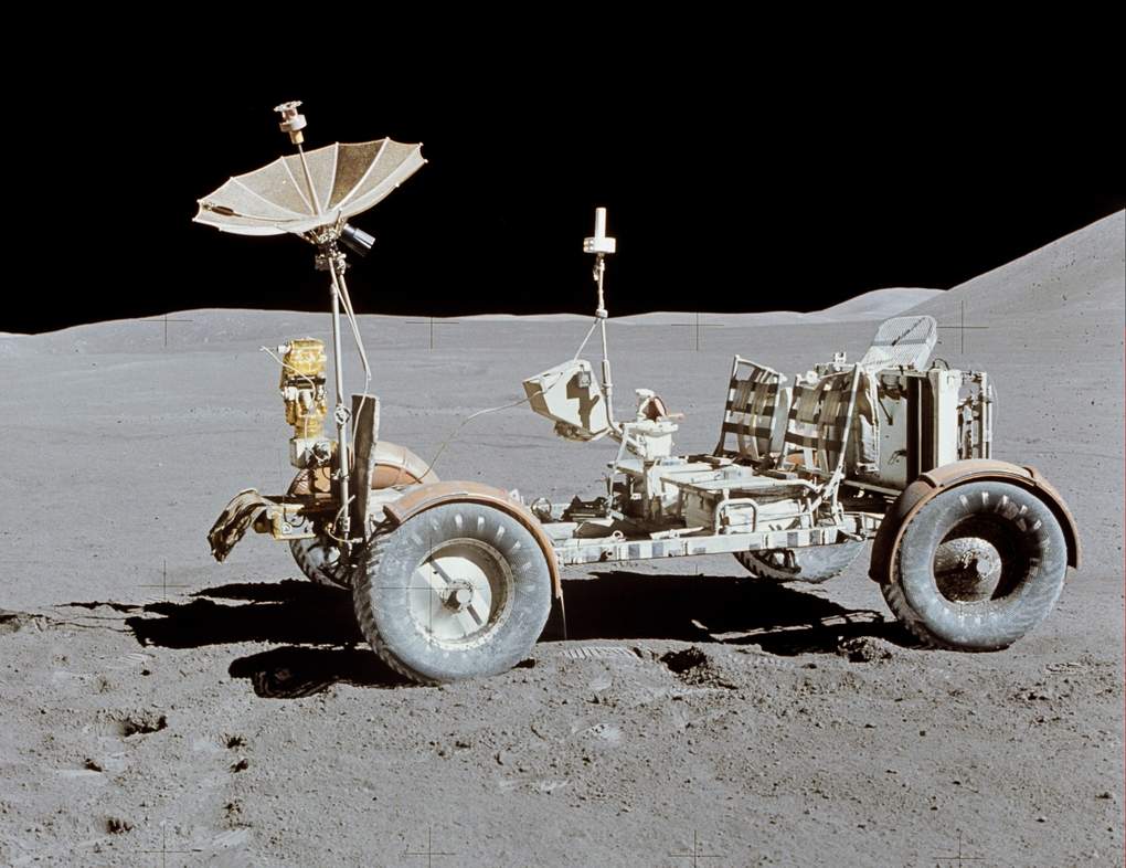 http://www.capcomespace.net/dossiers/espace_US/apollo/vaisseaux/lunar_rover/as15-88-11901HR.jpg