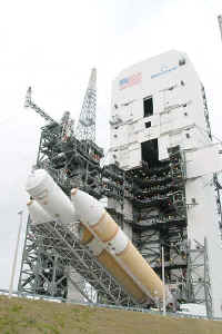 delta 4H dec 2003 erection 02.jpg (53998 octets)