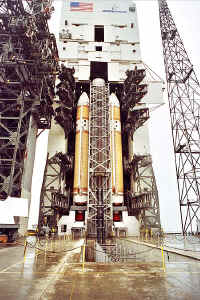 delta 4H dec 2003 erection 03.jpg (94154 octets)