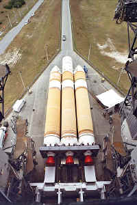 delta 4H dec 2003 erection.jpg (77066 octets)