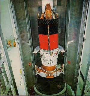 1982 STS6 TDRSS canister.jpg (382806 octets)