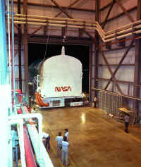 STS9 integration spacelab aout 1983c .jpg (143158 octets)