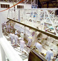 STS9 integration spacelab aout 1983f.jpg (202051 octets)