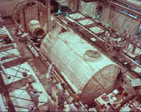 STS9 integration spacelab aout 1983g .jpg (142018 octets)