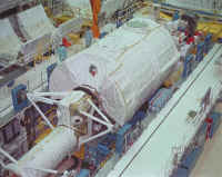 STS9 integration spacelab juin 1983.jpg (118322 octets)