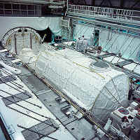 STS9 integration spacelab.jpg (66390 octets)