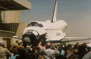 1991 endeavour palmdale 01.JPG (31145 octets)