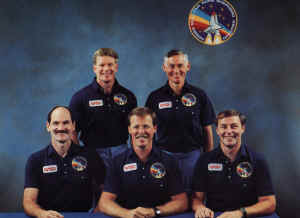 1988 STS 27 crew.jpg (72576 octets)