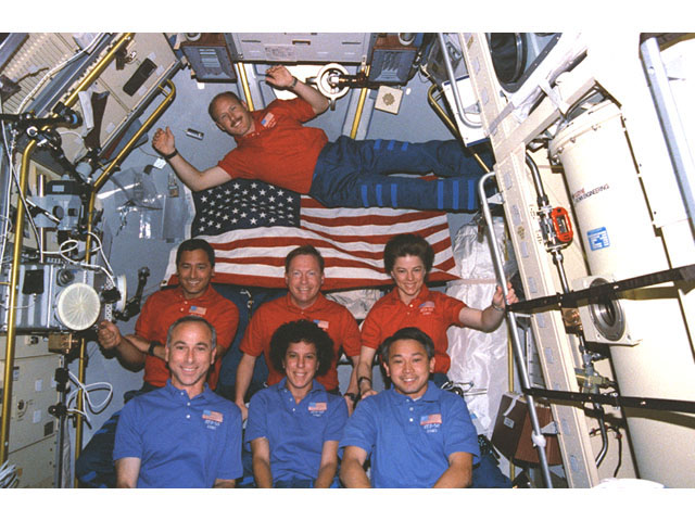 http://www.capcomespace.net/dossiers/espace_US/shuttle/1986-95/STS50/STS50%209262230.jpg