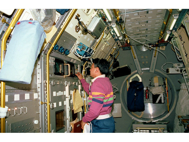 http://www.capcomespace.net/dossiers/espace_US/shuttle/1986-95/STS50/STS50%209263948.jpg
