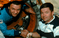 Cameron.and.Gidzenko.STS-74.gif (178226 octets)