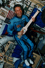 Collapsible.Guitar.Gift.STS-74.gif (210931 octets)