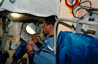 Mir.Crew.Quarters.STS-74.gif (197293 octets)