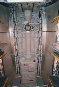 1996 STS79 KSC-96PC-1005.jpg (83786 octets)
