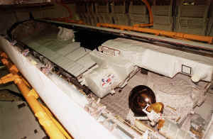 1999 STS99 KSC-99PP-1010.jpg (161653 octets)