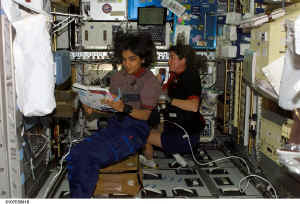 STS107 chawla clark 17 01.jpg (112415 octets)