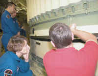 2004 STS-114 Crew Flange.jpg (138921 octets)
