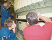2004 STS-114 Crew Flange.jpg (138921 octets)