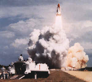 KSC fire M113 shuttle launch.jpg (238455 octets)