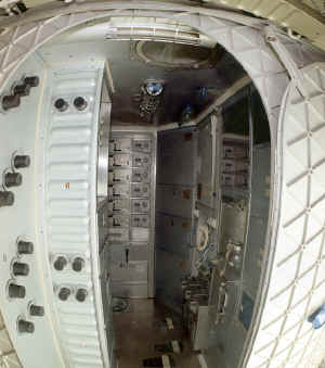skylab workshop compartiment eau usee.jpg (446019 octets)