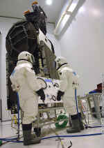 2006 V171 satmex fueling.jpg (259262 octets)