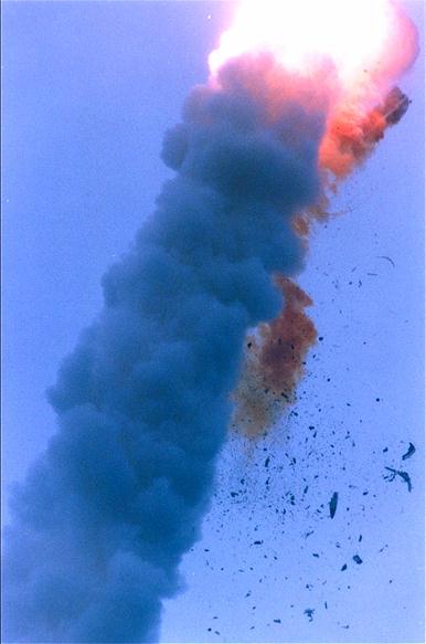 http://www.capcomespace.net/dossiers/espace_europeen/ariane/ariane5/AR501/V88%20explosion%2001.jpg