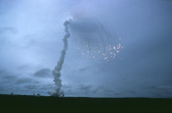 http://www.capcomespace.net/dossiers/espace_europeen/ariane/ariane5/AR501/V88%20explosion%2003.jpg