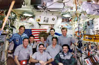 1997 STS81 EO22 crew.JPG (1077170 octets)