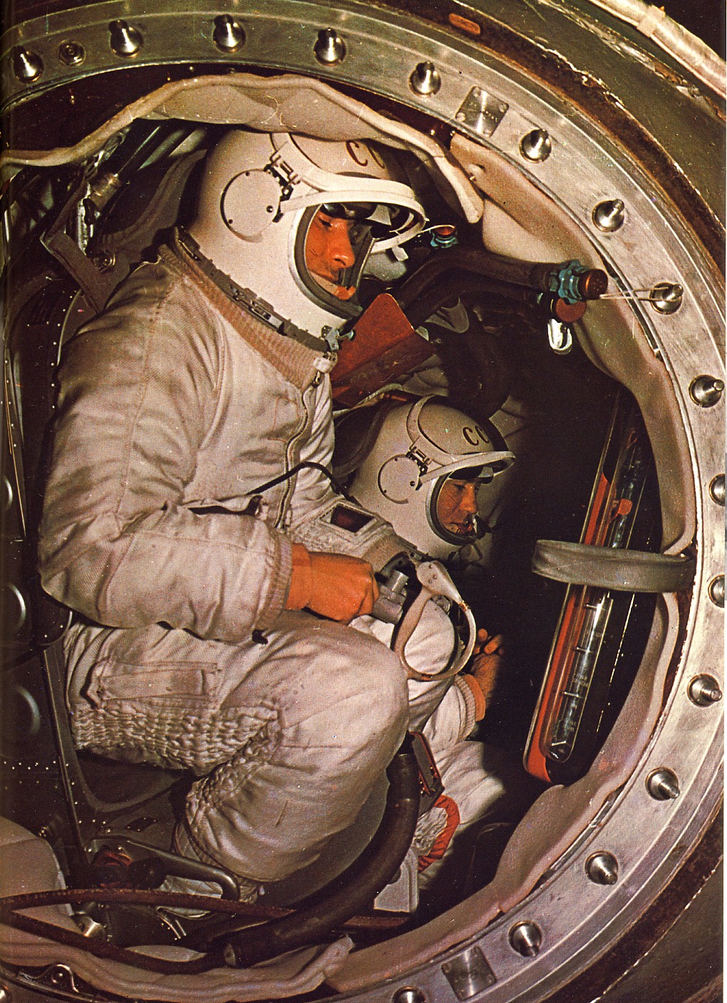 http://www.capcomespace.net/dossiers/espace_sovietique/vostok_voskhod/voskhod%202%20crew%2002.jpg