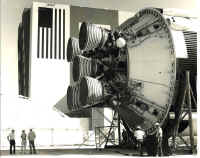 VAB & Saturn V 1 19 vril 1976.jpg (79960 octets)